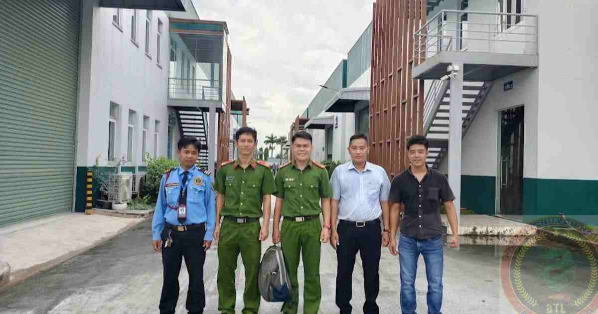 Nhân viên bảo vệ kiểm tra an ninh tại công trình và khu nhà xưởng