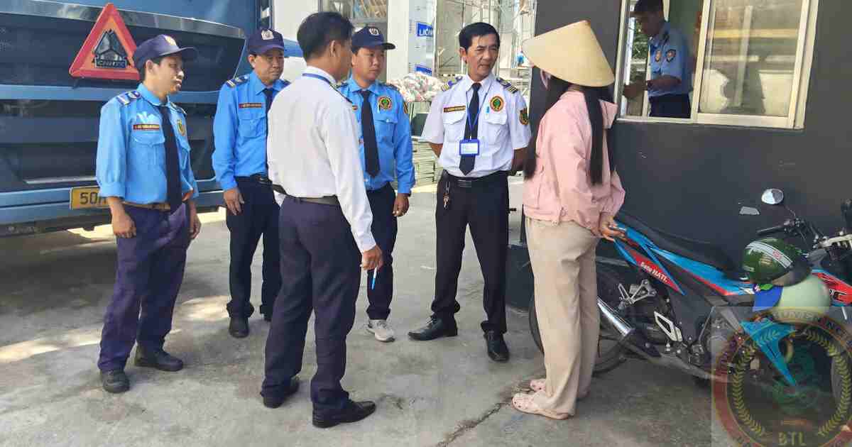 Nhân viên bảo vệ nhà máy kiểm soát người và phương tiện ra vào